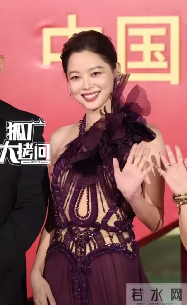 老天开眼了!关晓彤终于穿对 像神女下凡,辛芷蕾穿成紫茄子 好搞笑