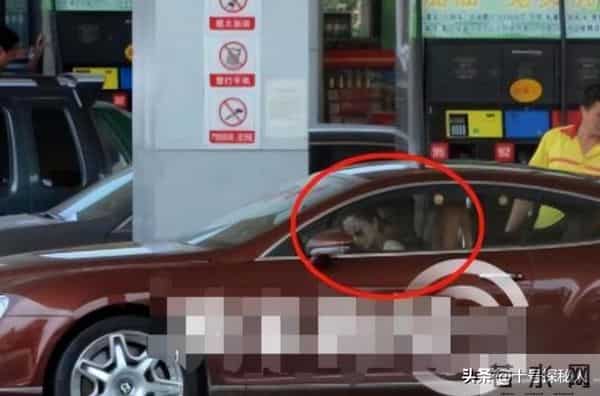 她是演员中的女富豪,多辆豪车轮流开,现在45岁却活得像20岁