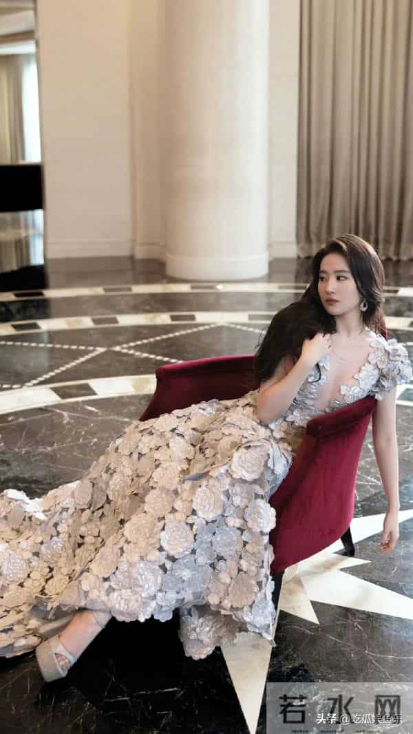38岁刘亦菲花缀裙裾眼藏清光,把温柔和贵气都穿在身上