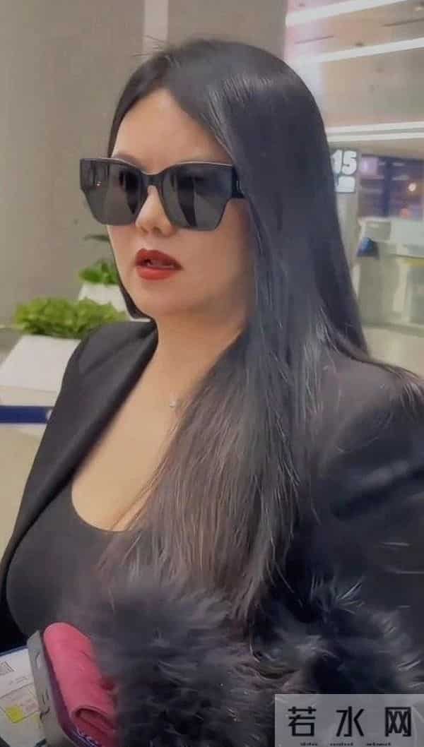 演都不演了！李湘回娘家晒相片不到2天，尴尬一幕就出现了