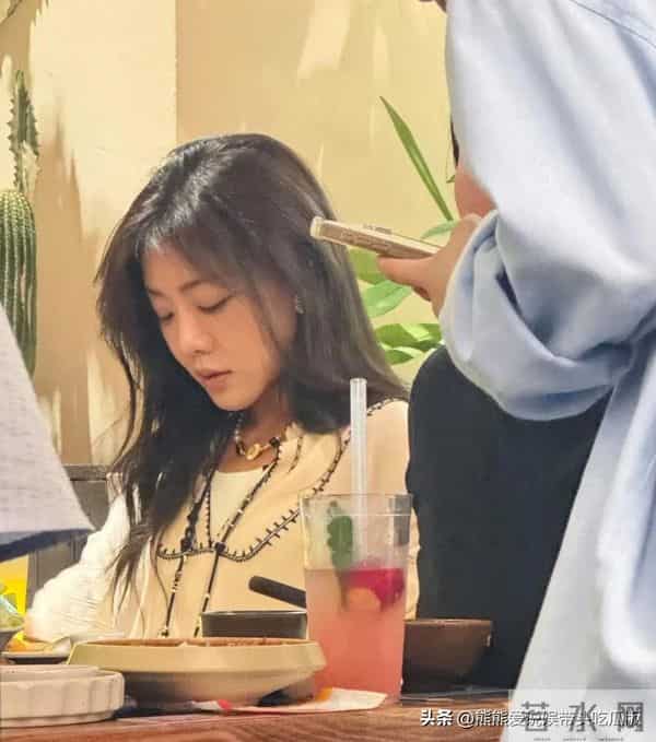 邓家佳和家人在重庆餐馆吃烤鱼,虽然她42岁了,但外表很显年轻