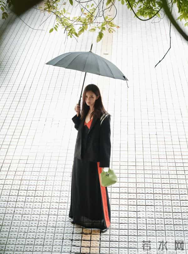 李一桐红黑拼色吊带裙，至臻至简格调，定格优雅迷人瞬间