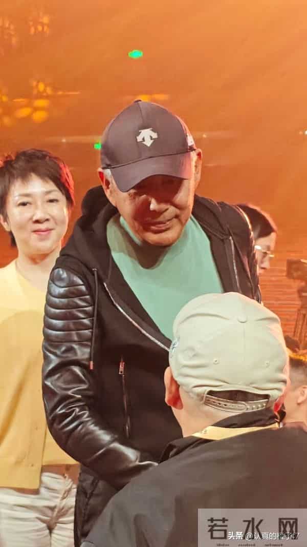 70岁陈道明现身电影节，两鬓斑白戴着棒球帽，穿搭风格酷状态不错