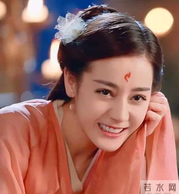 迪丽热巴现身南京!脖子前倾严重依旧在咳嗽,给主持人打伞好暖心