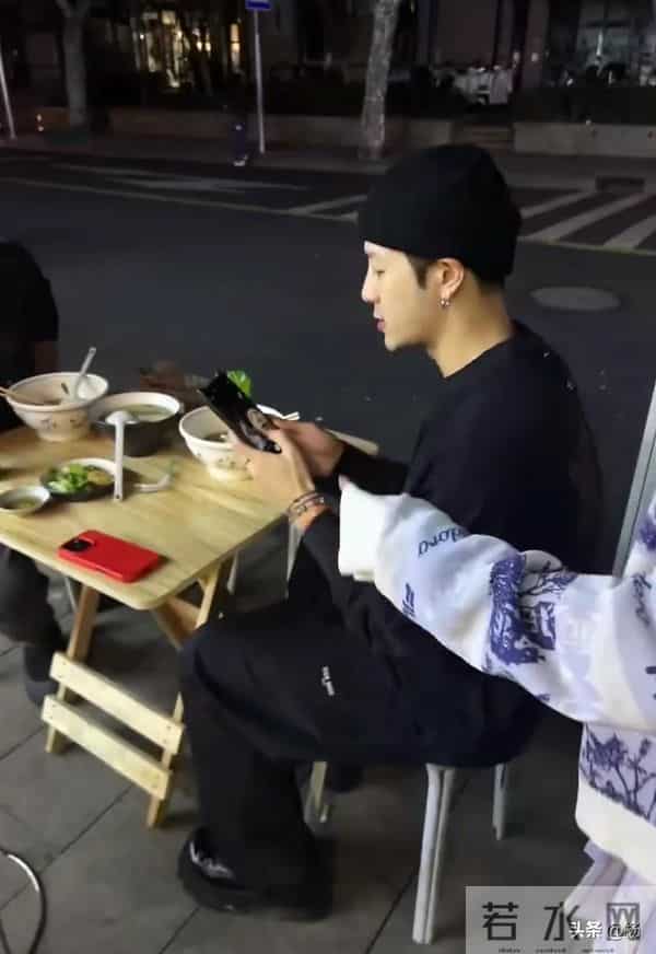 32岁王嘉尔在上海吃路边摊，打扮时尚皮肤白皙，与粉丝合影很热情