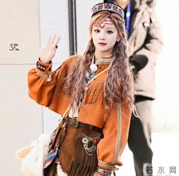 47岁沙溢当众猛亲26岁宋雨琦！看呆一边的范丞丞，恶心的一幕出现