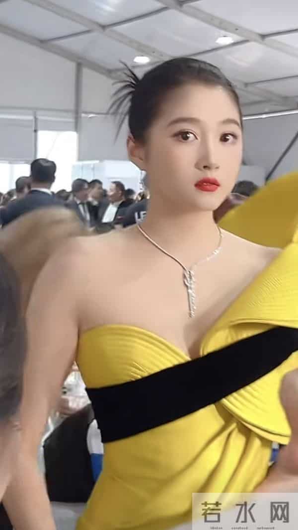 关晓彤金鸡奖红毯造型,优越的头身比,优雅贵气把这身驾驭得太好