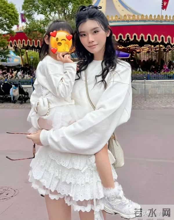 奚梦瑶晒4岁二胎女儿，Romee背香奈儿像洋娃娃，母女俩白到发光！