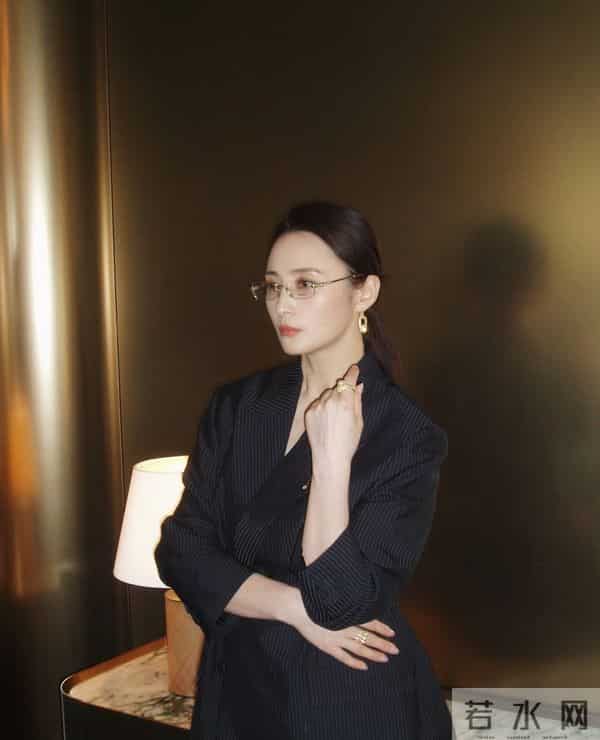 蒋勤勤晒厦门金鸡奖美照,黑条纹西装配马尾,知性精致好惊艳