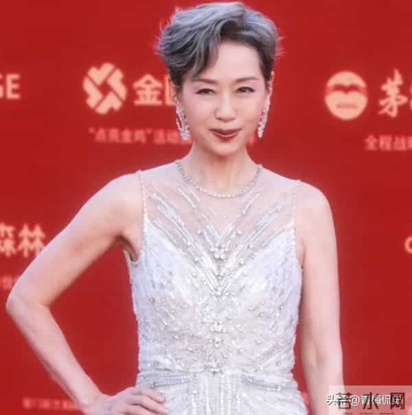 金鸡奖红毯:关晓彤衣服太丑,叶童装嫩,宋佳大露背,倪妮赢麻了