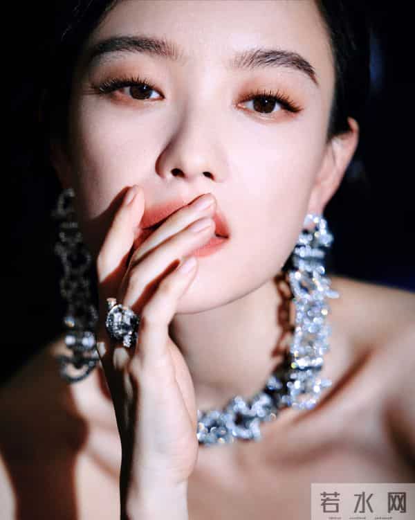 倪妮金鸡奖闭幕黑天鹅造型