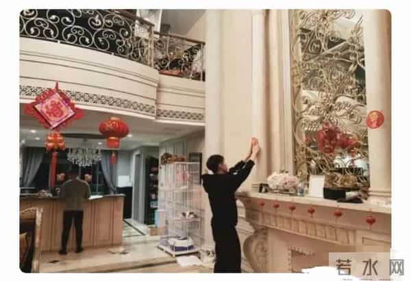 42岁金莎晒“私房照”,穿卡通睡衣甜又嫩,小17岁男友住千万豪宅