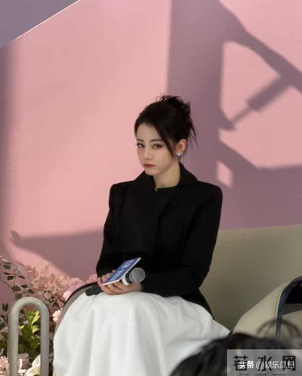 迪丽热巴今日现身南京参加活动 黑色高定配盘发 高贵冷艳 完全女王