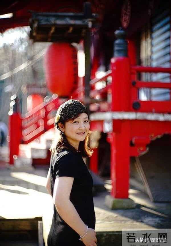 她童星出道，凭借一部电影火遍全国，如今53岁和俩女儿定居日本