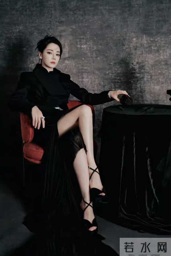 迪丽热巴 黑色绑带高跟鞋,这大长腿也太性感了!