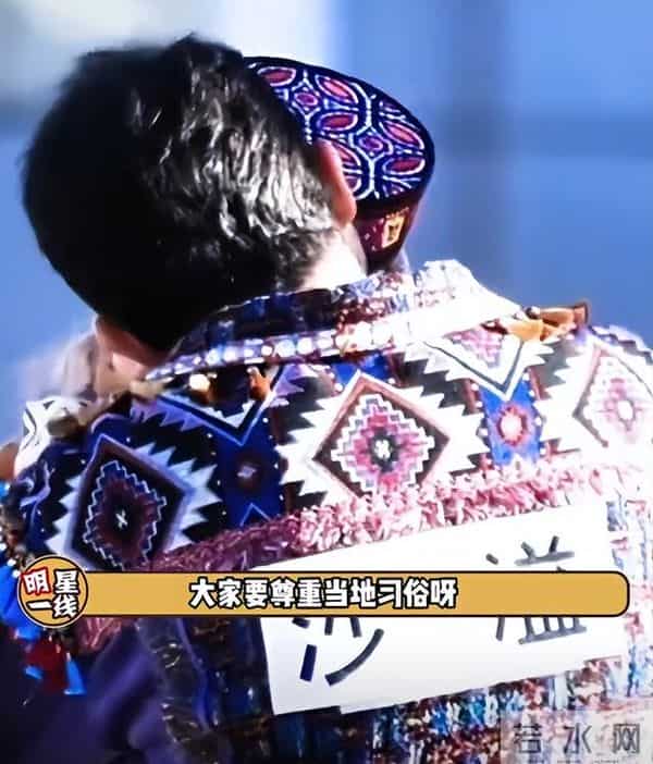 47岁沙溢当众猛亲26岁宋雨琦！看呆一边的范丞丞，恶心的一幕出现