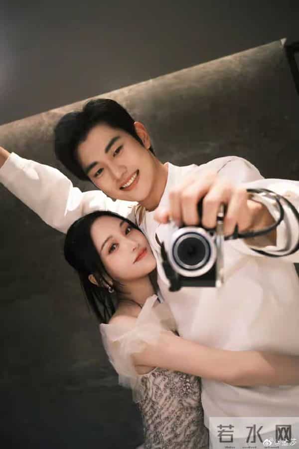 42岁金莎晒“私房照”,穿卡通睡衣甜又嫩,小17岁男友住千万豪宅