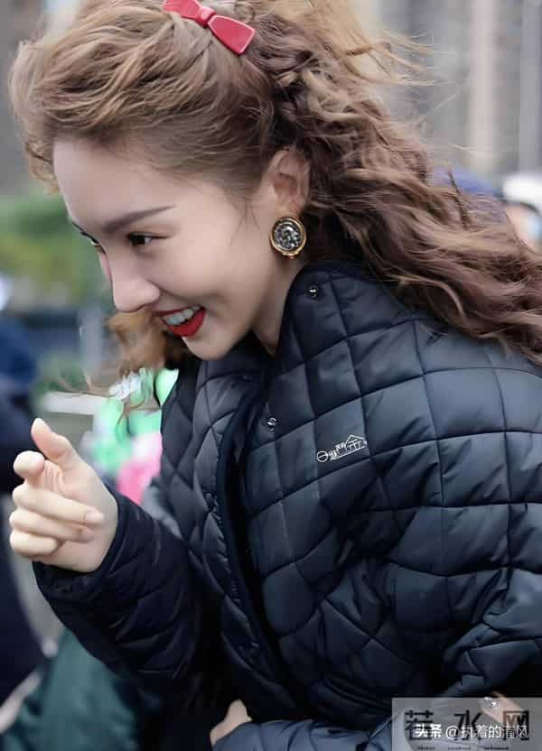 金晨又带火了秋冬新穿搭：羽绒服+牛仔裤+羊毛卷发型，显瘦又时髦