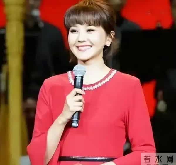 51岁主持人方琼:嫁给电视台领导,21岁儿子不仅长得像她还是学霸