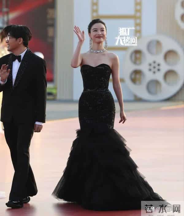 2025金鸡奖:千玺拿影帝,倪妮腰臀比惊人,辛芷蕾、关晓彤乱穿