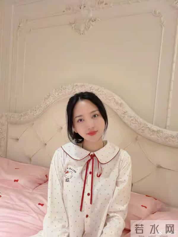 42岁金莎晒“私房照”,穿卡通睡衣甜又嫩,小17岁男友住千万豪宅