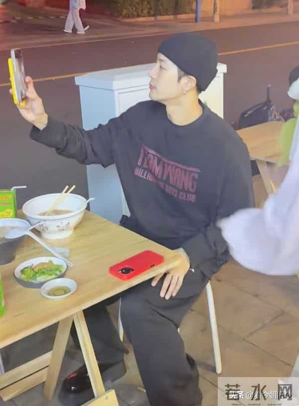 王嘉尔在上海街头吃路边摊被偶遇,好多女粉丝找他合照,太帅了。