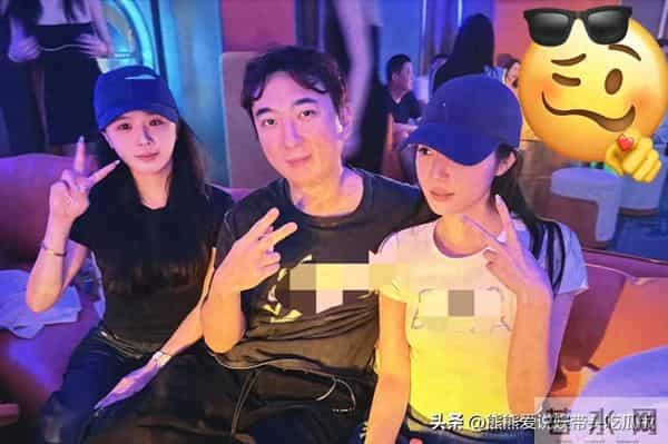 36岁王思聪在马来西亚和美女喝酒玩乐,穿衣打扮土气,不像有钱人