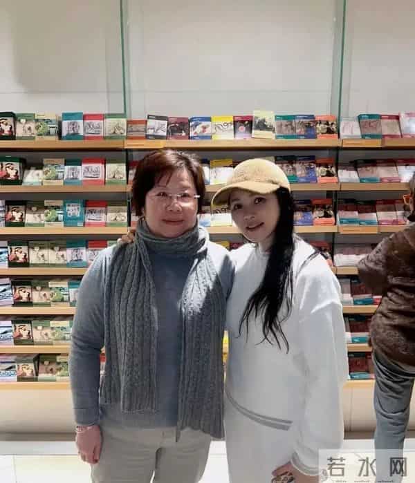 57岁伊能静在英国被偶遇，淡妆出镜，网友-我以为是旁边的老奶奶