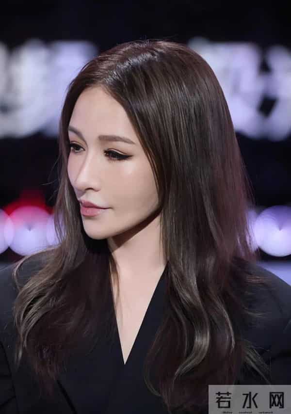 3大“老牛吃嫩草”的女星，个个有颜有钱，偏偏对小鲜肉爱不释手