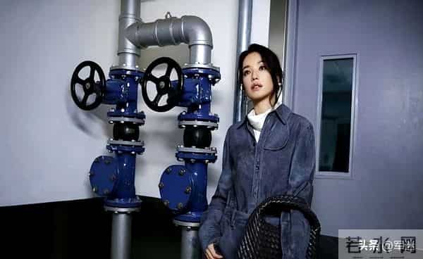 49岁舒淇真的太会穿了,灰色工装,别有一番风味