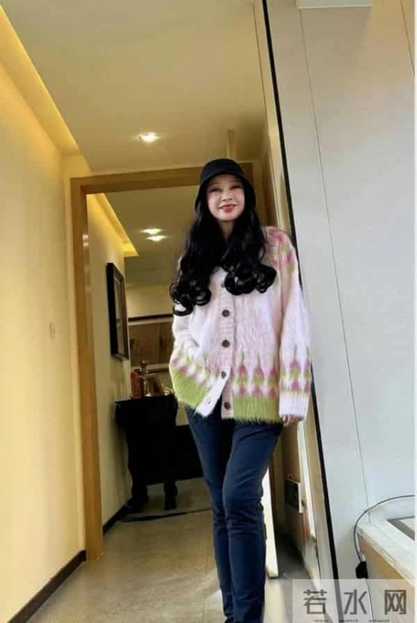 75岁“刘晓庆”再次扮嫩成功,烫了油画卷穿新中式,状态嫩回48岁