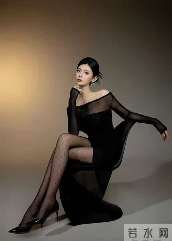 王星辰这身造型是认真的吗？波点黑丝配红底鞋，美到让人移不开眼