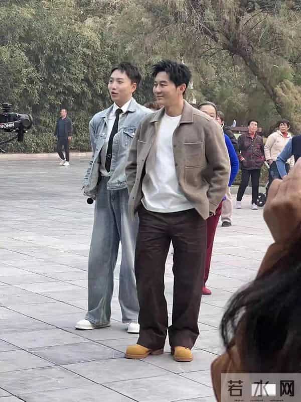 46岁李晨北京公园被偶遇，帅气有型魅力足，引得一群大妈热情围观