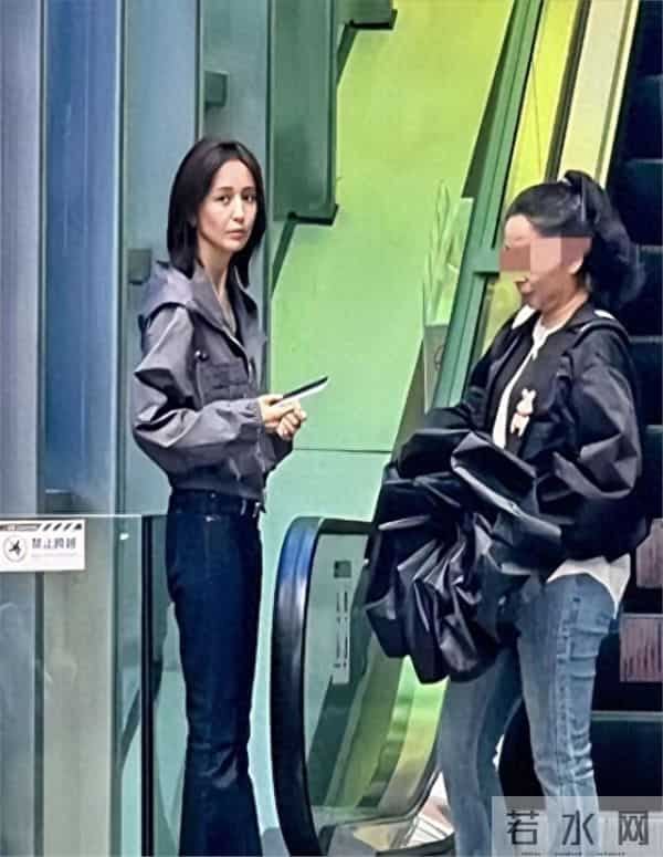 佟丽娅素颜站路边，瘦到脱相，侧面看成了纸片人！