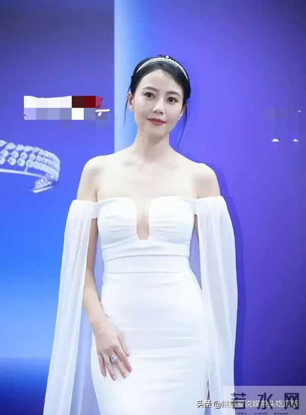 高圆圆又穿紧身裙,“蜜蜂臀”让人移不开目光,一般人没这好身材