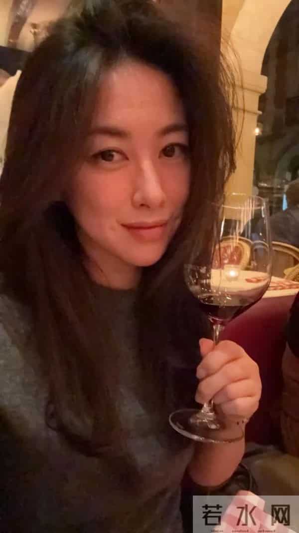 人老珠黄?41岁朱珠现身机场,白发明显皱纹也多,断崖衰老不敢认