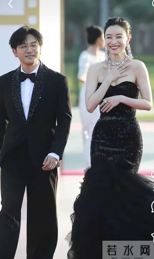 老天开眼了!关晓彤终于穿对 像神女下凡,辛芷蕾穿成紫茄子 好搞笑