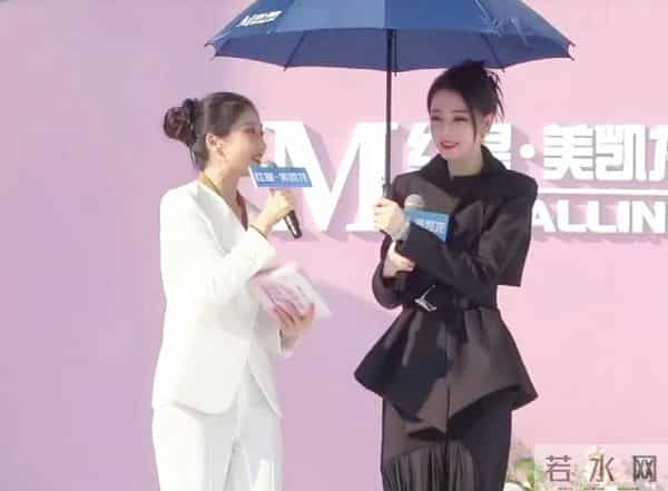 迪丽热巴空降家居城！五官锋利皮肤紧致，与连病仨月状态差别大