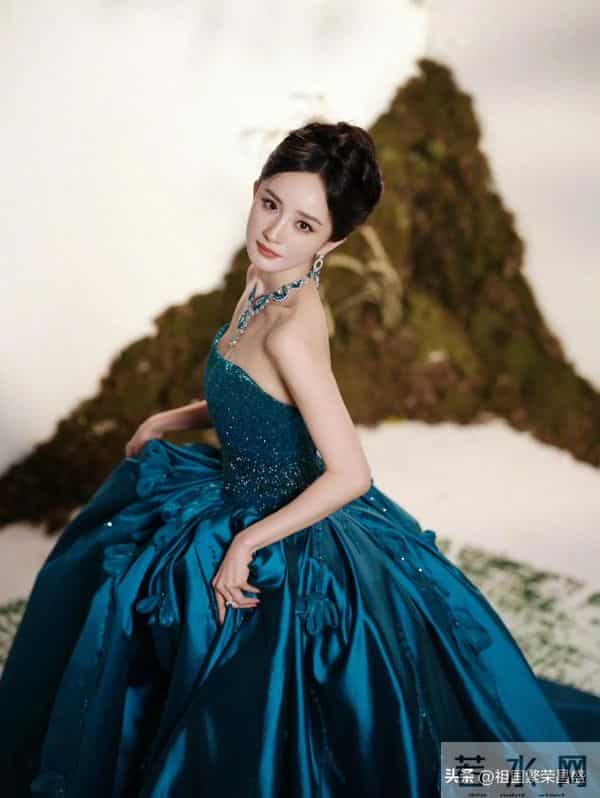 杨幂性感抹胸裙活动生图