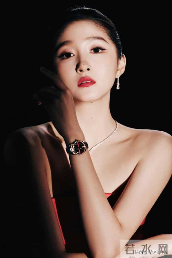 关晓彤到底什么时候可以放弃肩颈线条