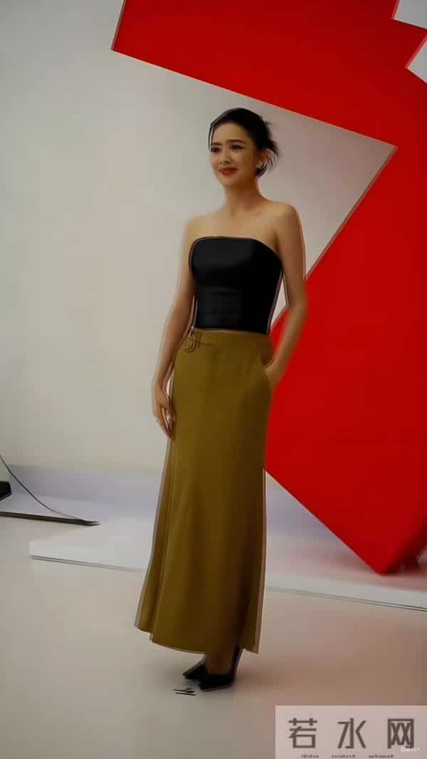 佟丽娅素颜站路边，瘦到脱相，侧面看成了纸片人！