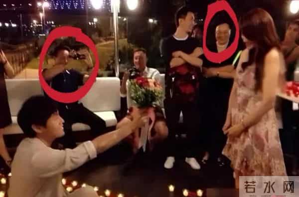 面相变了!伊能静现身艺术论坛皮松肉垮,穿奶奶裤难掩疲态显老态