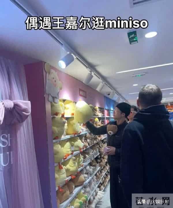 笑到想死！王嘉尔巴黎逛街买日抛内裤！全世界都知道他穿什么尺码