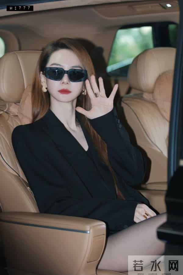 戚薇今日线下活动,黑西装外套配长靴丝袜,干练落落大方气场全开
