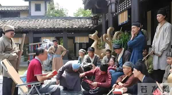 横店13万群演的悲哀！美女懒汉扎堆，老外抢市场，钱没赚到还受伤