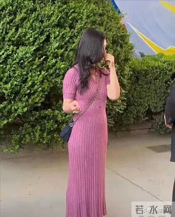 朱珠虽然40岁了身体已经发福，但还是能看出素颜真的挺耐看的