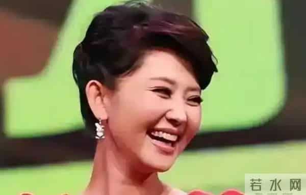 51岁主持人方琼:嫁给电视台领导,21岁儿子不仅长得像她还是学霸