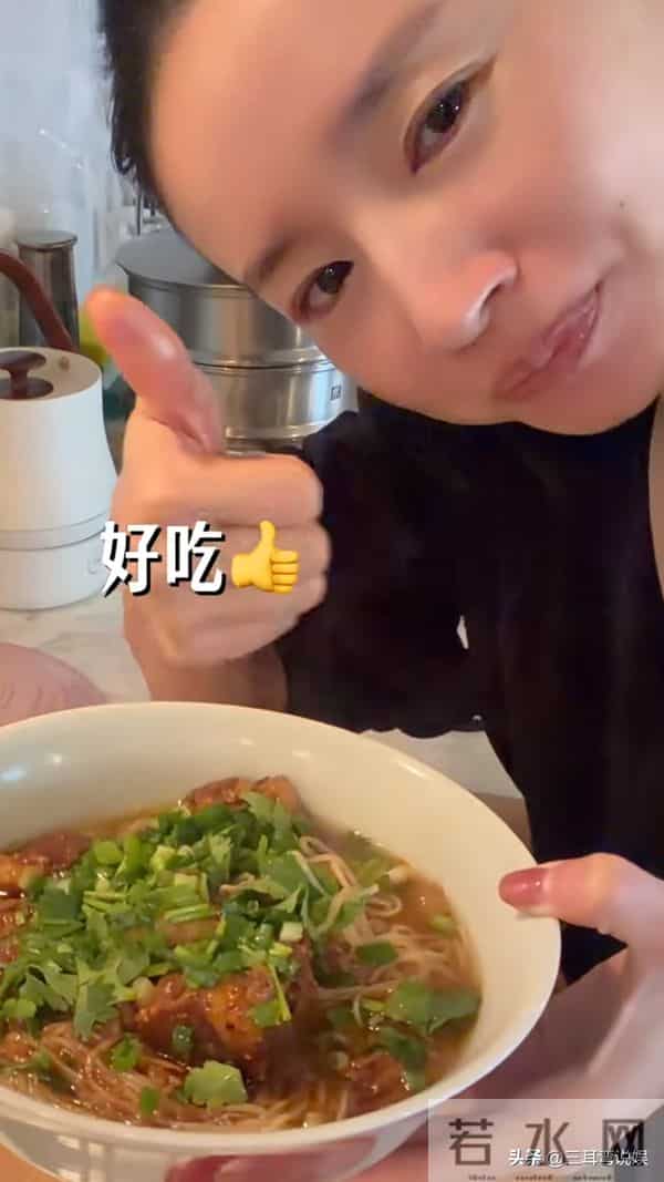 董洁分享日常，买菜做饭接顶顶上下学，私底下特别地干练接地气