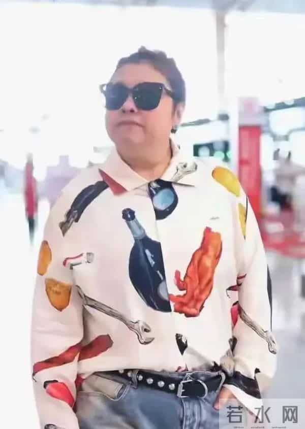 55岁韩红瘦后似换个人,穿花衬衫不丑,意外时髦年轻,气质拉风