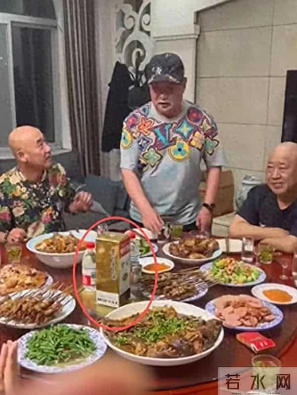 67岁迟志强罕见现身，在杜旭东别墅吃饭，飞天茅台招待